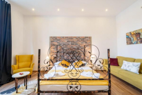Cozy spacious 5 star accommodation in the heart of historic center